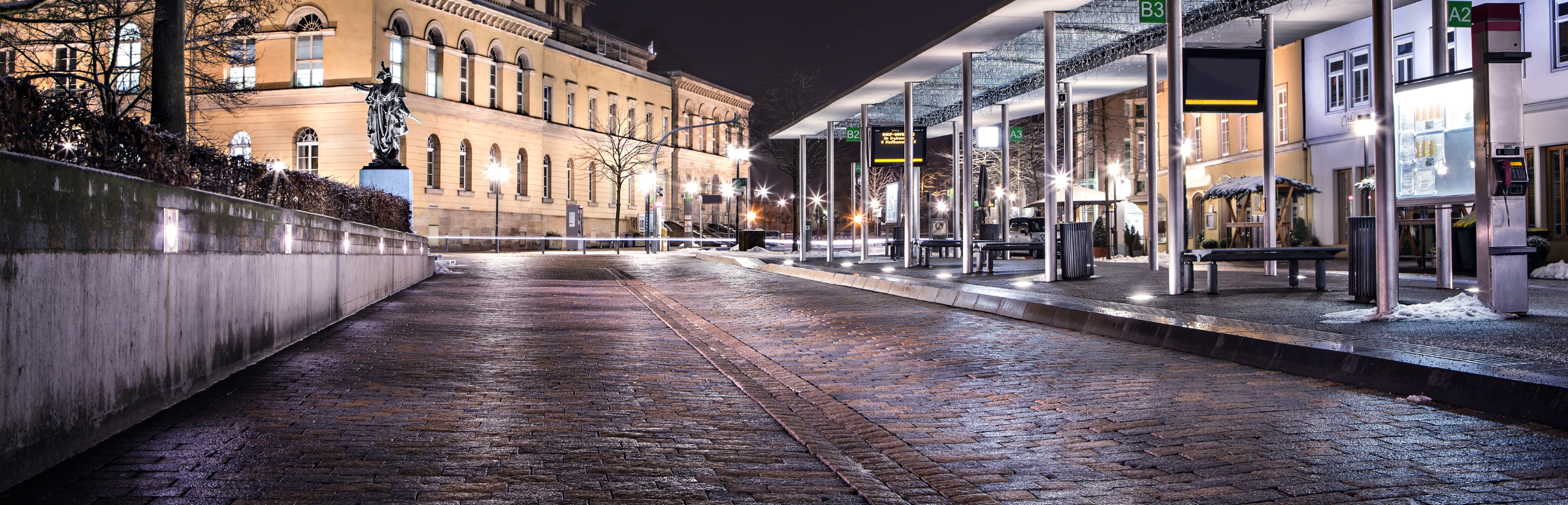 Theaterplatz Bushaltestelle bei Nacht