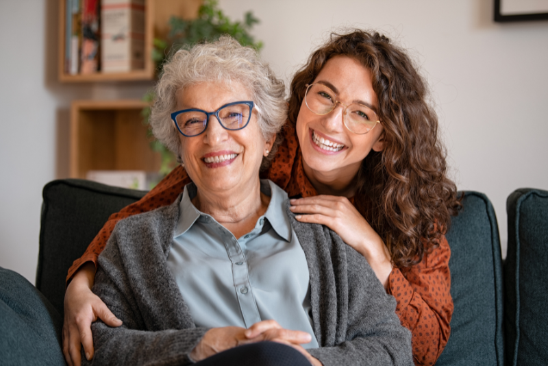 Seniorin mit Enkelin im Arm